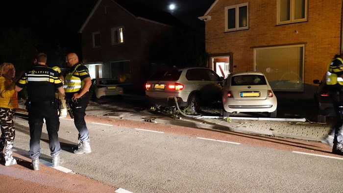 Auto rijdt tegen woning in Hoogkarspel