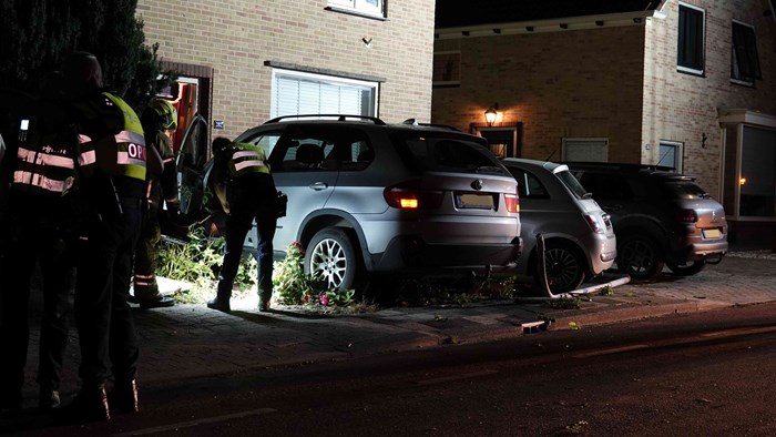 Auto rijdt tegen woning in Hoogkarspel_1