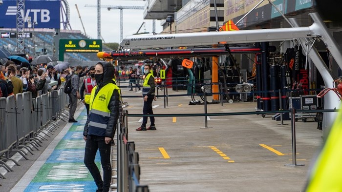 Formule 1 mensen bij het hek