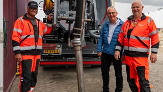 Rioolwagen gemeente Hoorn met wethouder Dick Bennis