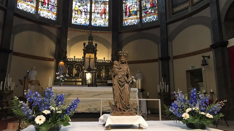 Bijzondere aanwezigheid beeld Maria van Hoorn bij viering in Koepelkerk