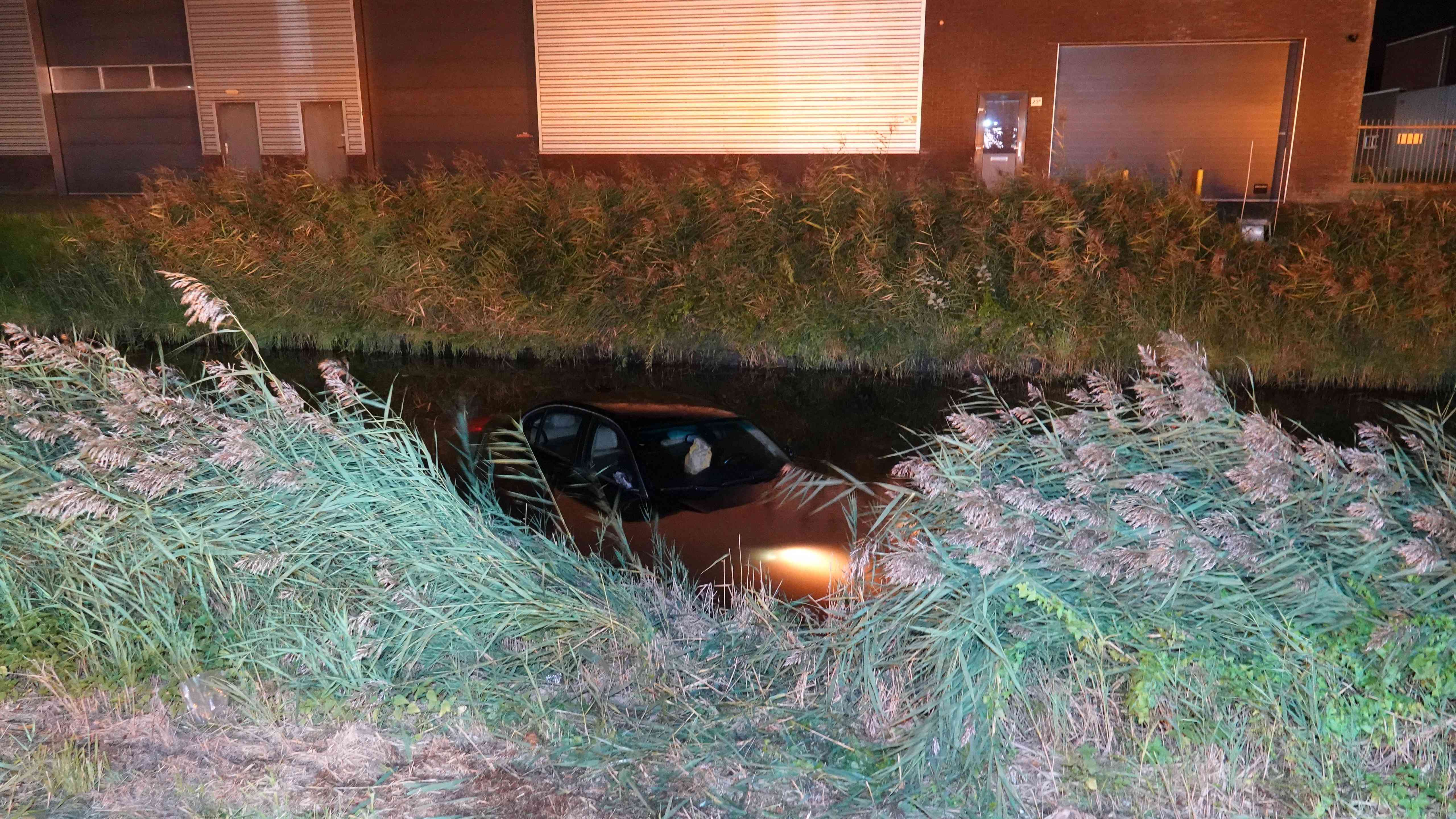Auto te water aan De Corantijn in Zwaag