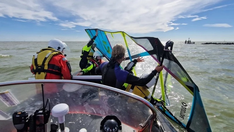 Redders in opleiding redden windsurfer bij Wijdenes