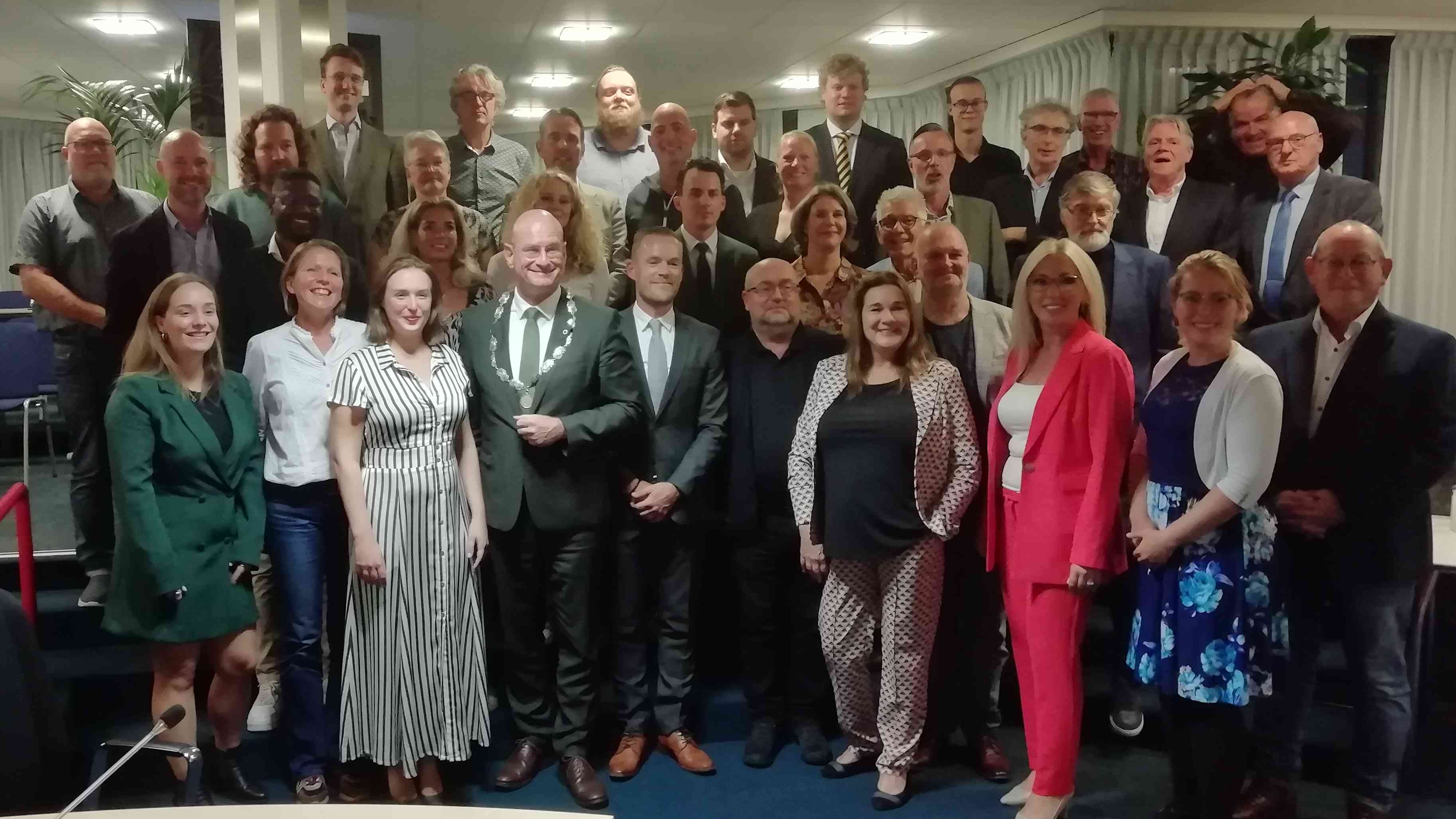 Bloemen in de raad; benoemingen en afscheid