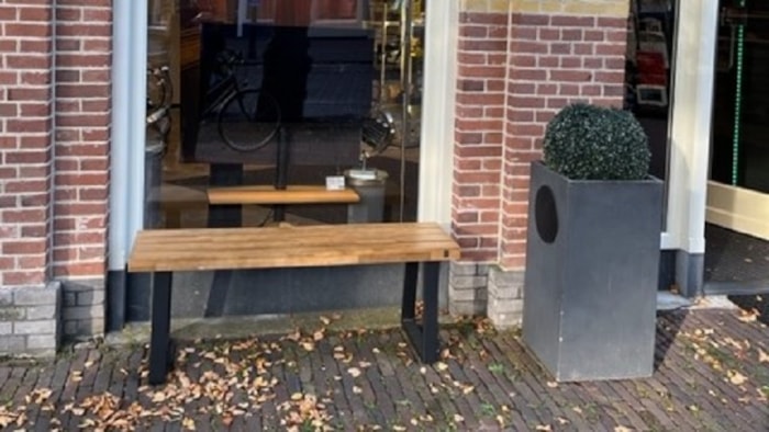 Bankje bij Botman Sound &amp; Vision