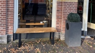 Bankje bij Botman Sound & Vision