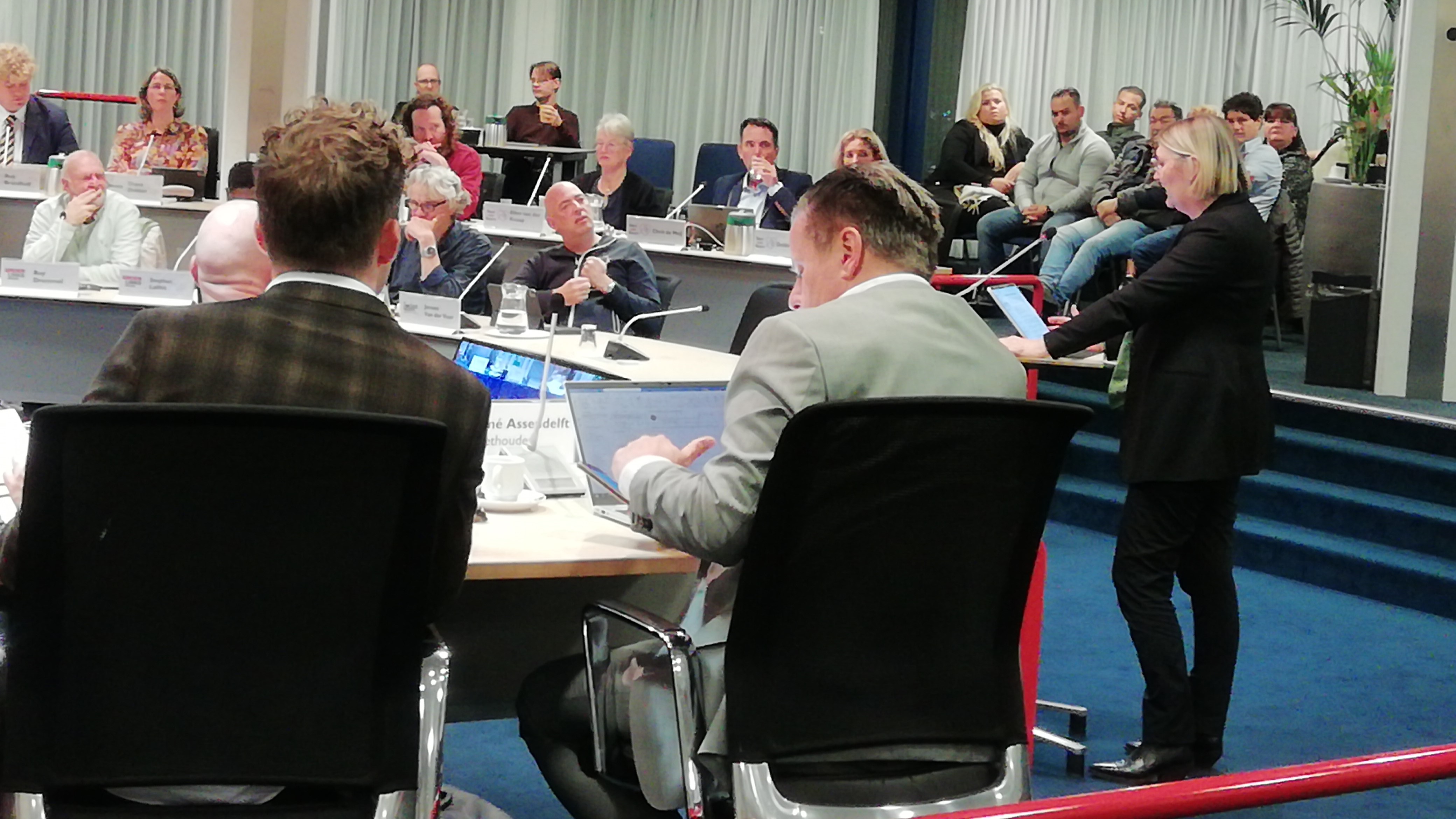 Nieuw te bouwen brug bij woonwagenlocatie Bobeldijkerweg blijft op de plek zoals eerder is vastgesteld (+ radio interview Janus Blouw)