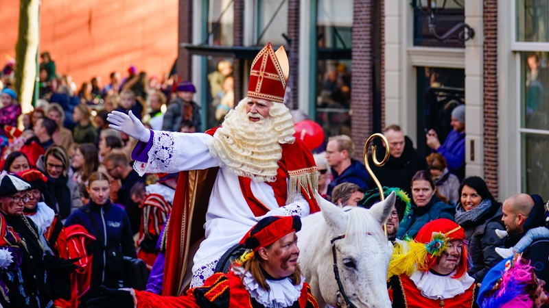 Feestelijke Sinterklaasintocht in Hoornse haven