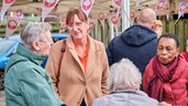 Bewoners in gesprek met wethouder Karin Hakhoff - Rick Akkerman Fotografie