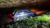 Auto te water aan de Zuiderdracht in Oosterblokker