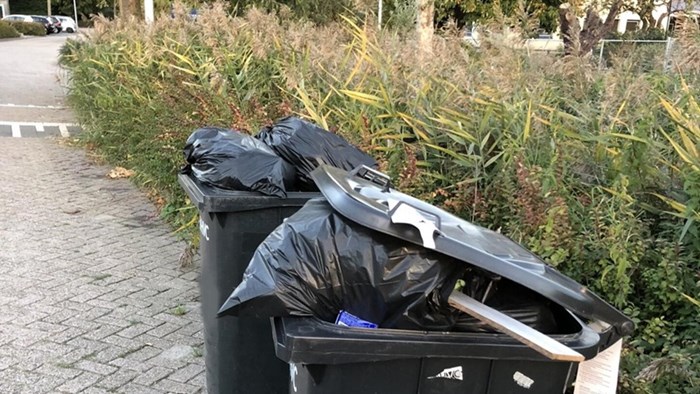 Volle containers aan de weg