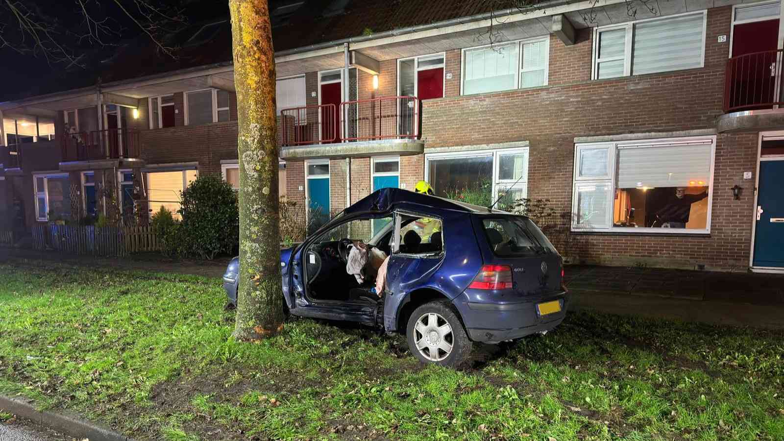 Auto rijdt tegen boom aan de Watersnip