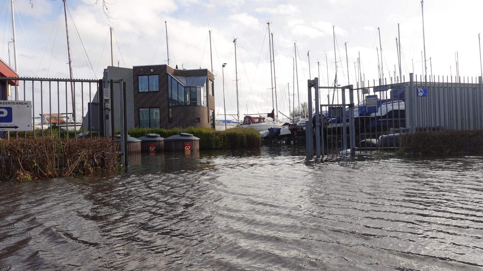 {UPDATE} Storm stuwt water Markermeer richting Hoorn en Enkhuizen