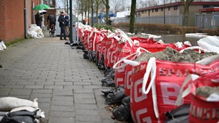 Veel zandzakken bijgeplaatst