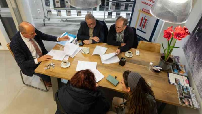 Bestuur van de Streekomroep West-Friesland ondertekent het huurcontract