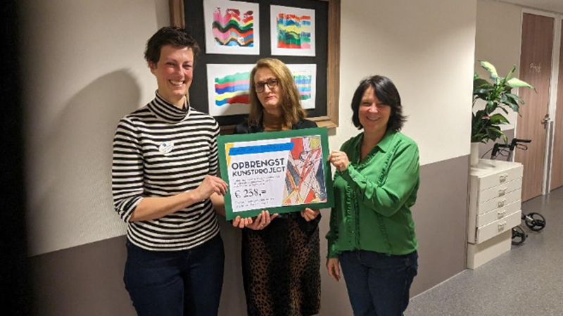 Deelnemers dagbesteding De Streek schenken opbrengst kunst aan Alzheimer West-Friesland