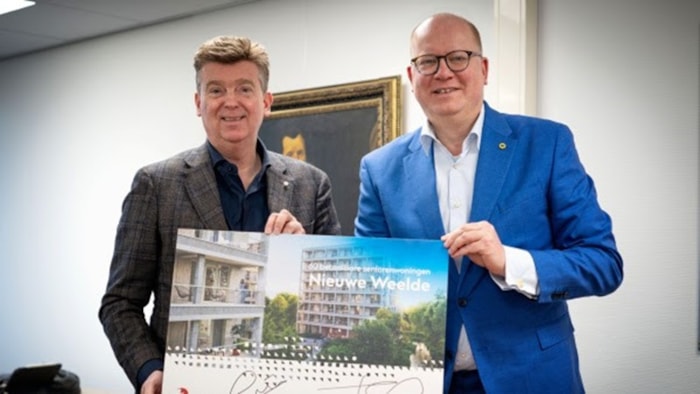 Hans Meurs (CEO VORM) en Arthur Helling (Wethouder Ruimtelijke Ordening gemeente Hoorn) na de ondertekening