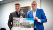Hans Meurs (CEO VORM) en Arthur Helling (Wethouder Ruimtelijke Ordening gemeente Hoorn) na de ondertekening