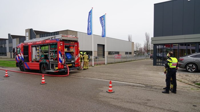 Hybride auto vliegt in brand aan laadpaal (Zwaag)