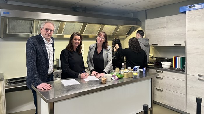 Ondertekening in de keuken van het wijkcentrum. Met Answerd Beuker, Jessica van der Bilt, Karin Hakhoff