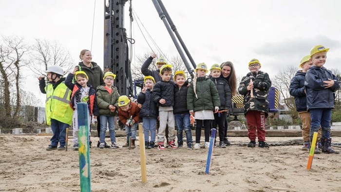 Eerste paal IKEC kinderen locatie Scheerder - beeld Marcel Rob