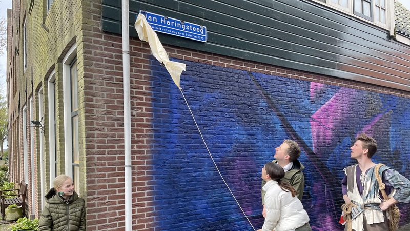 Muurschildering onthuld in Jan Haringsteeg te Hoorn