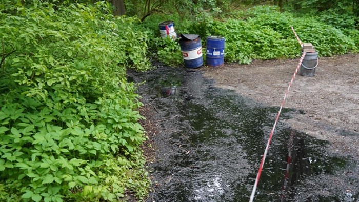 Dumping van vaten in Streekbos Bovenkarspel