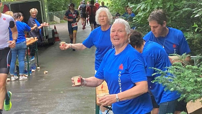 Vrijwilligers van Popkoor Broadway actief bij de Ironman Westfriesland