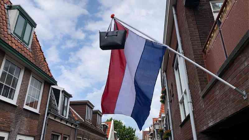 Vlaggen uit voor geslaagde scholieren: “Ik deed het vroeger bijna in mijn broek”