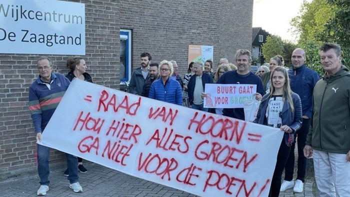 De Zaagtand - bewoners Goudsmidsstraat met spandoek