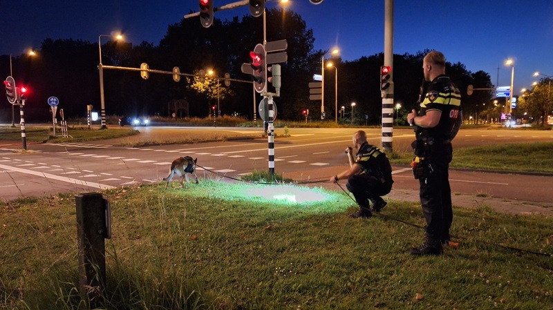 Politiehond Appie vindt armband terug van hulpverlener