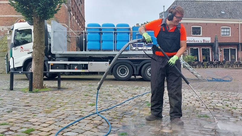 Gemeente Hoorn gaat onkruid te lijf met heet water