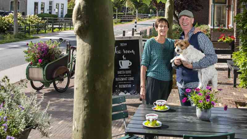 Het seniorencircuit fietst naar theetuin 't Vosje in Oostwoud