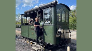 Locomotief 18 van de Gooische Stoomtram en stoker Koen Postema_