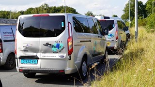 Camper en taxi botsen met elkaar in Zwaag