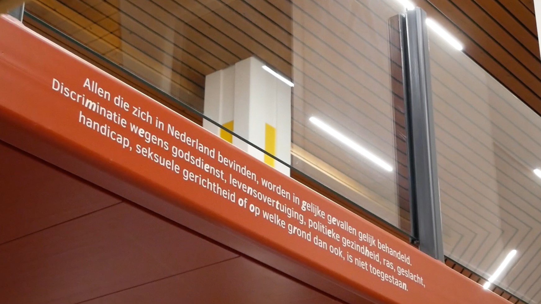 Artikel 1 prominent zichtbaar in nieuw stadhuis Hoorn