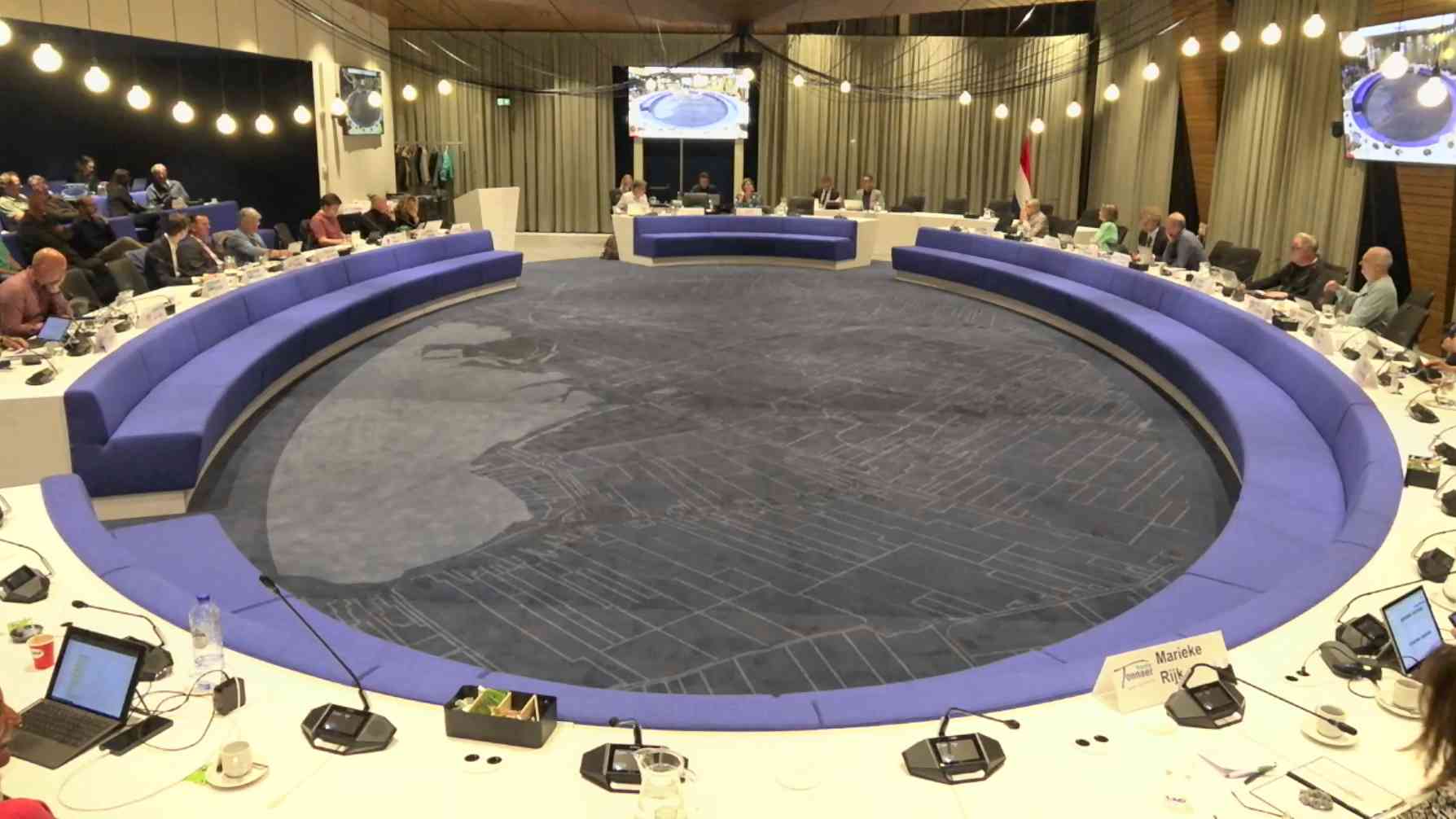 Eerste raadsvergadering in nieuwe raadzaal met nieuwe zetelverdeling