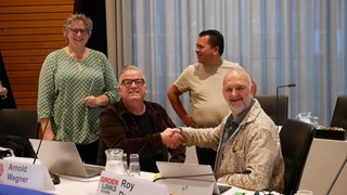 Fractievoorzitters Arnold Wegner (PvdA) en Roy Drommel (GroenLinks) geflankeerd door Corine Leek (bestuurslid GroenLinks Hoorn) en Erik de Groot (bestuurslid PvdA Hoorn)